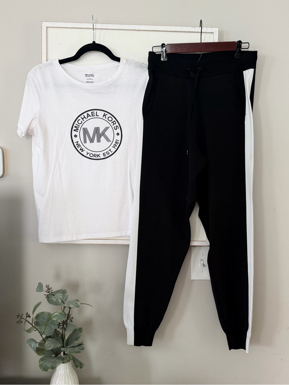 2 Piece Michael Kors Signature Logo T Shirt Jogger Sweatpant Set Black White M - Picture 4 of 16